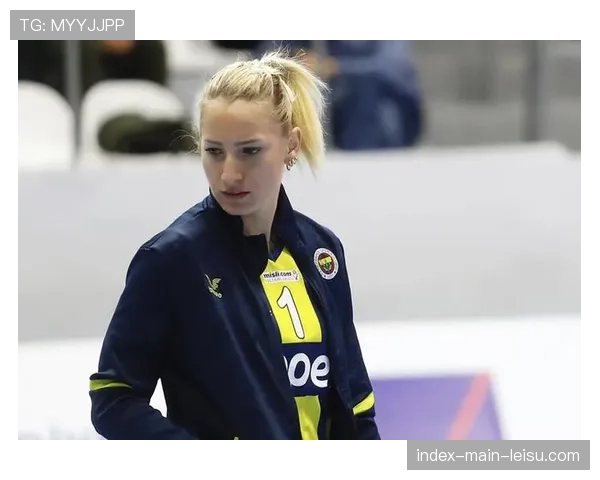 粉丝文化：土耳其联赛场边，埃格努巨型应援板成为社交媒体热门话题